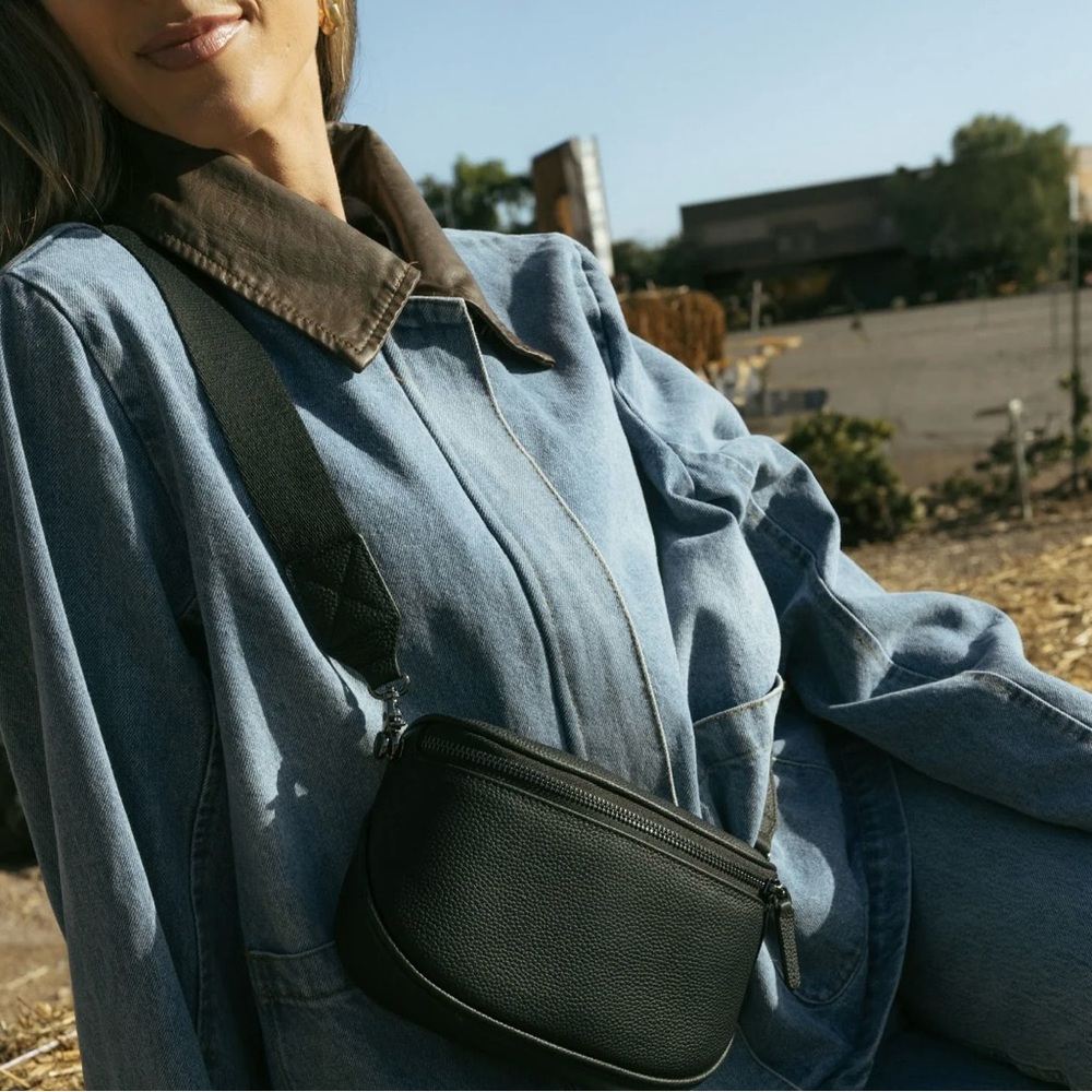 ANDAR ~ The Waymaker Mini in Black Pebble Leather - Picture 3 of 4